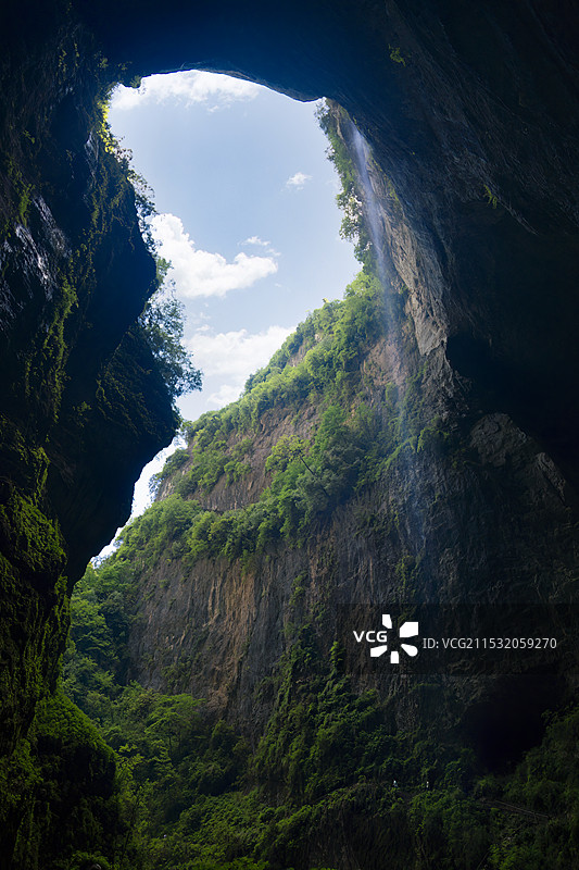 低视角下的陕西汉中宁强地洞河天坑图片素材