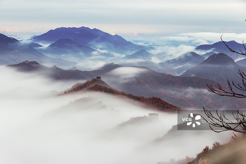 河北秦皇岛云雾中的板厂峪长城图片素材