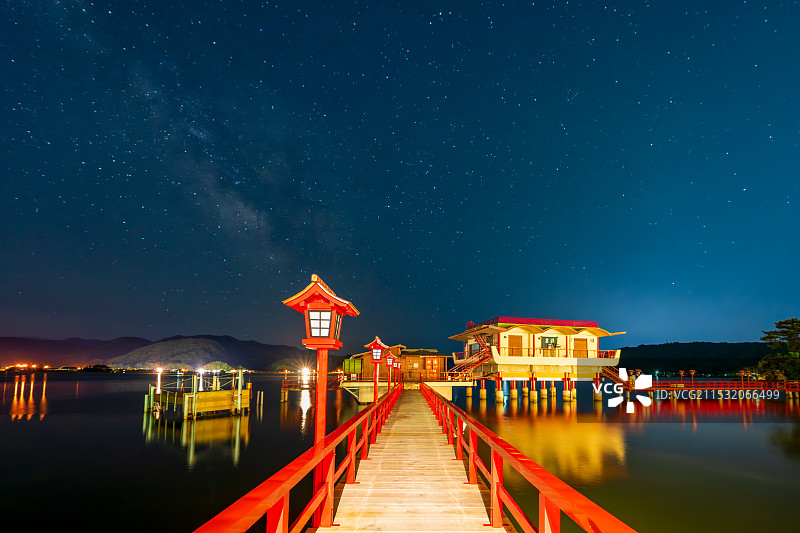 霓虹国，日本本州，中国地区，汤梨滨町，东乡湖，東鄉池，东乡温泉，望湖楼，山阴八景，夜景，银河，夜空图片素材