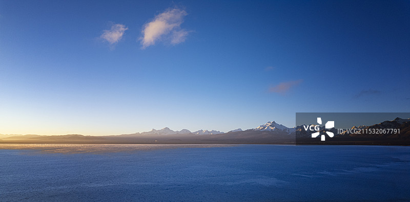 佩枯措与远方的希夏邦马峰和岗彭庆峰以及湖上金色的晨雾图片素材