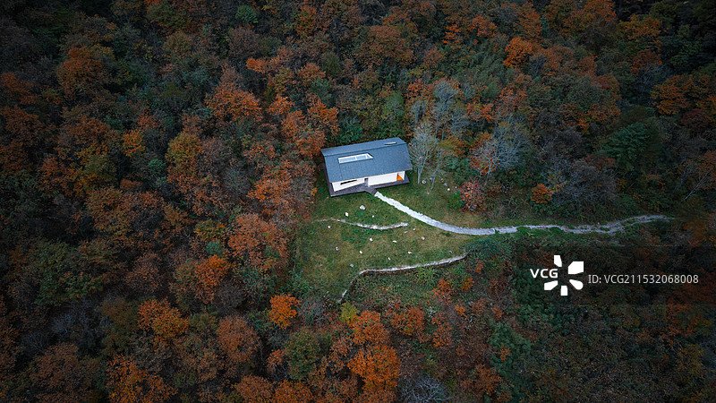 傍晚秦岭深处的民宿图片素材