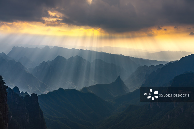 广西来宾金秀圣堂山日落霞光丁达尔效应风光图片素材