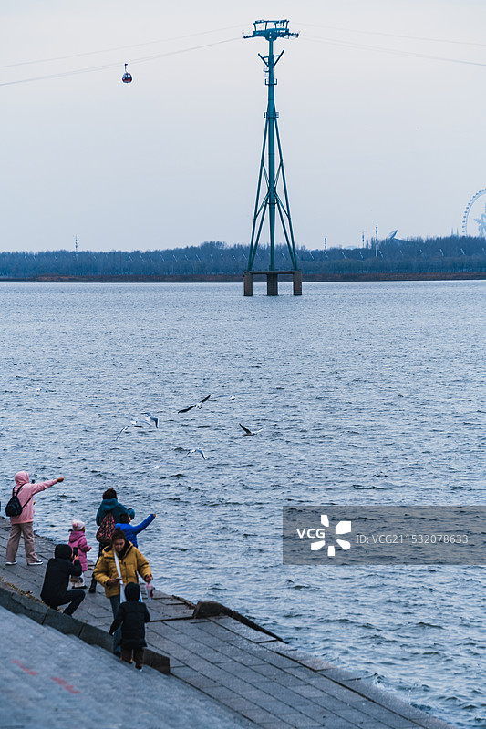 十一月的哈尔滨，银装素裹，美如童话。镜头下，晶莹的雪花覆盖着红瓦白墙，松花江畔冰雕初现，夜幕低垂时图片素材