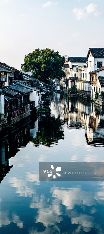 蓝天白云下的浙江绍兴仓桥直街历史文化街区江南水乡民居白墙黛瓦倒影建筑景观图片素材