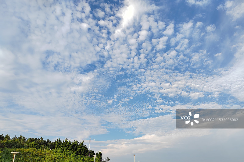 2022年8月14日山东青岛黄岛连三岛的蓝天白云图片素材
