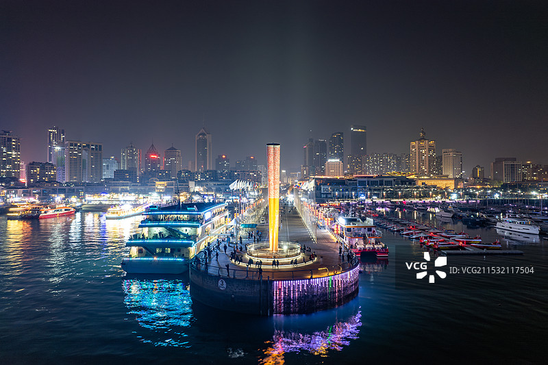 山东省青岛市奥林匹克帆船中心奥运火炬雕塑夜景图片素材