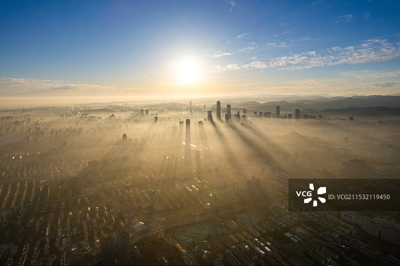 山东省济南市日出时分城市平流雾奇观及太阳万丈光芒图片素材