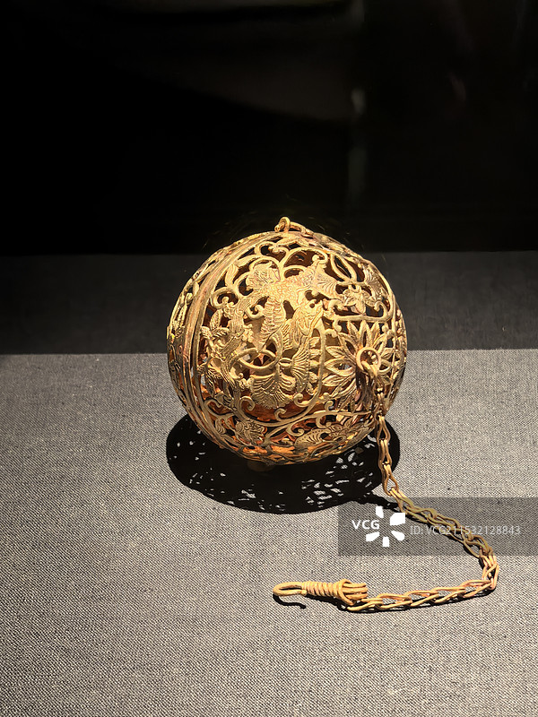 成都博物馆唐代缠枝纹镂空金香囊图片素材