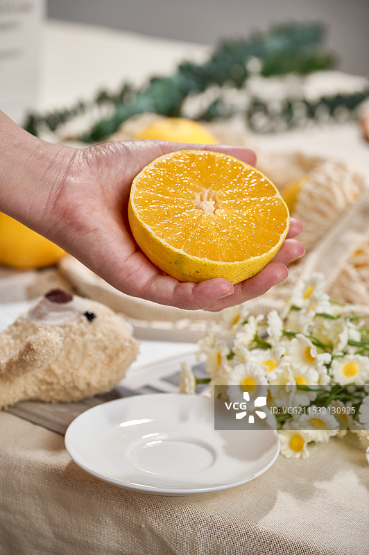 切开的鲜嫩多汁的金黄色的橙子图片素材