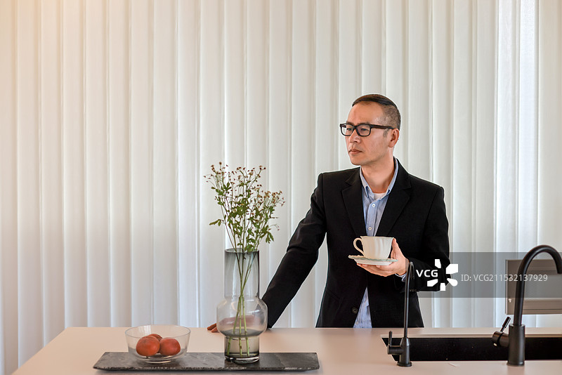 商务人士办公室喝茶思考中图片素材