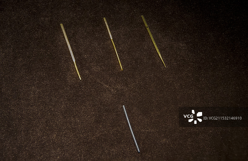 河北博物院（河北省博物馆）“大汉绝唱—满城汉墓“展：金、银医针——医针是针刺经络穴位的医疗用具图片素材