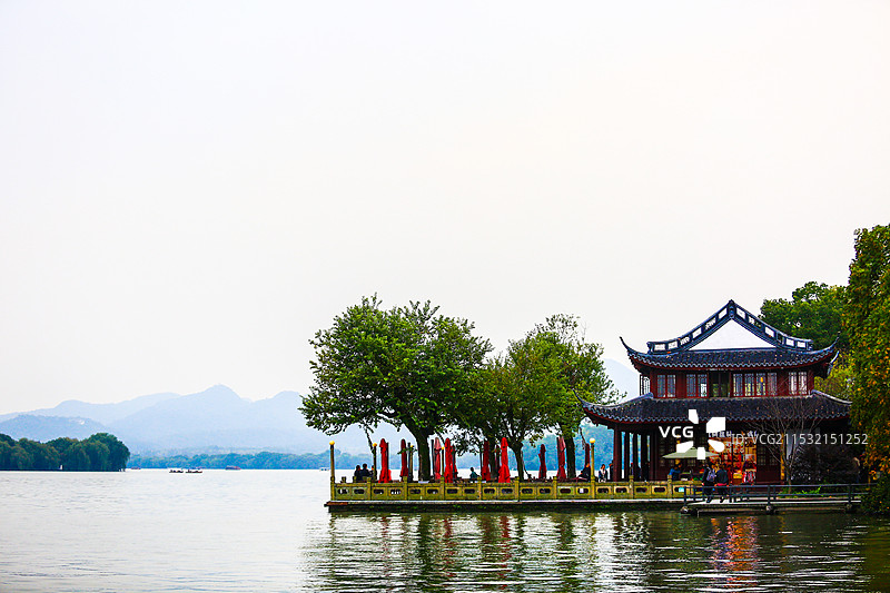 西湖畔的楼阁图片素材