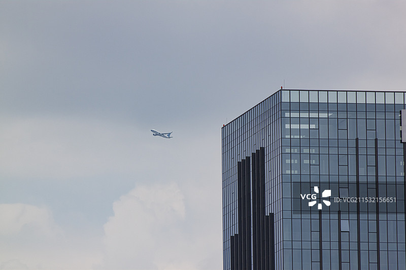 飞机在城市上空飞过图片素材