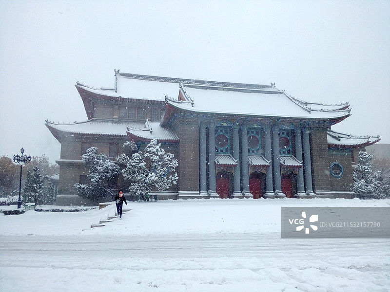 雪中的河南大学大礼堂图片素材
