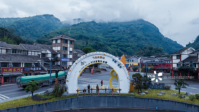 G318川藏公路上的飞仙关自驾大本营图片素材