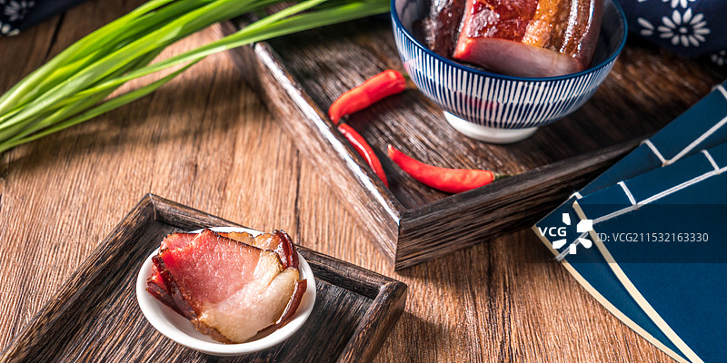 放在木桌上的中国传统美食腊肉图片素材