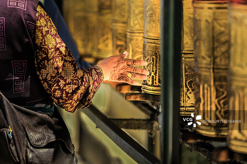 中国西藏拉萨布达拉宫附近的转经筒图片素材