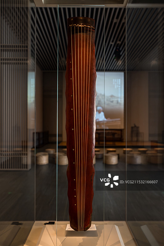 竖拍浙江省博物馆十大镇馆之宝落霞式“彩凤鸣岐”七弦琴图片素材