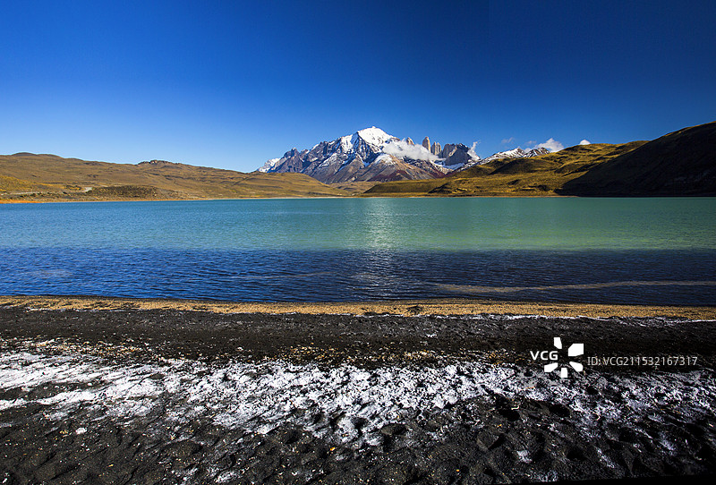 智利百内国家公园三子峰和冰川湖图片素材
