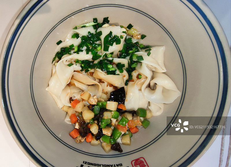 大碗西北美食面食油泼面图片素材