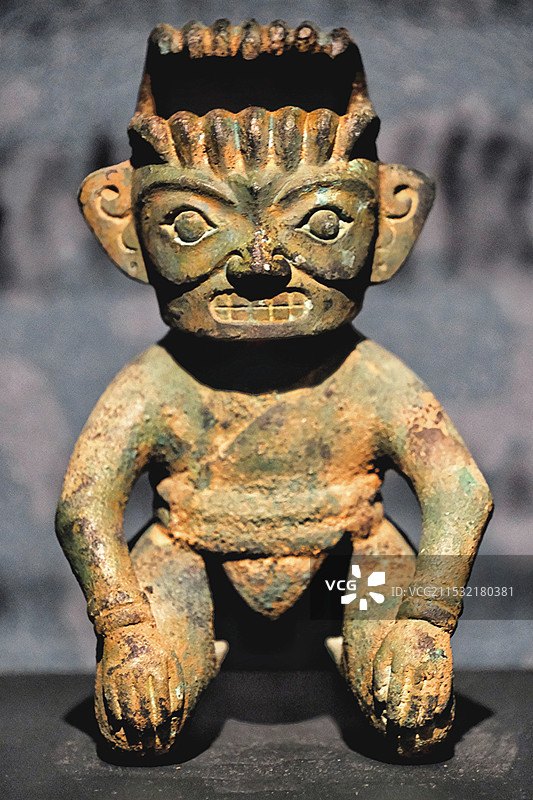 三星堆•铜顶尊跪坐人像【商】(文物仿制品)图片素材