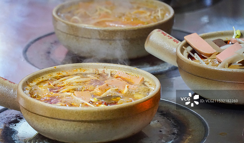 冒着热气的砂锅美食图片素材