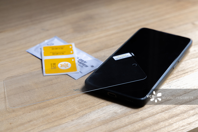 移动设备 手机与钢化膜贴膜图片素材