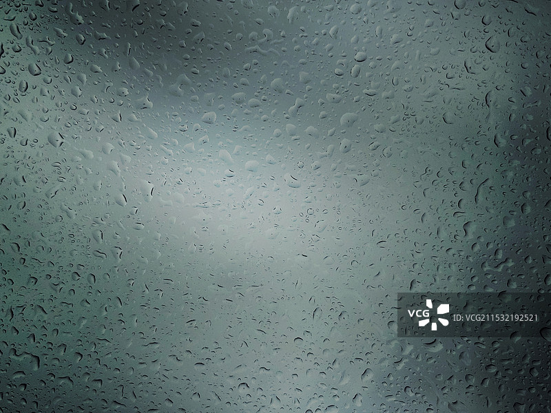 玻璃上的雨滴图片素材