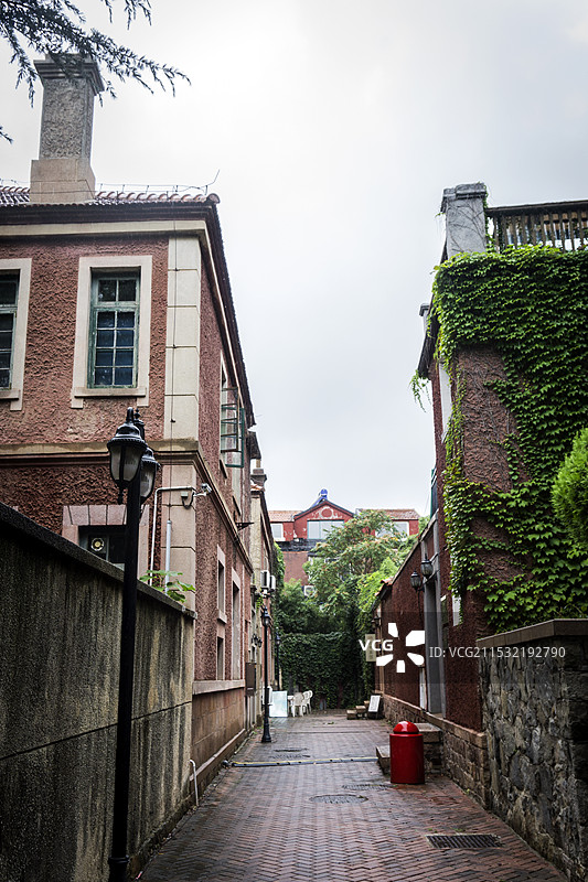 雨中烟台山图片素材