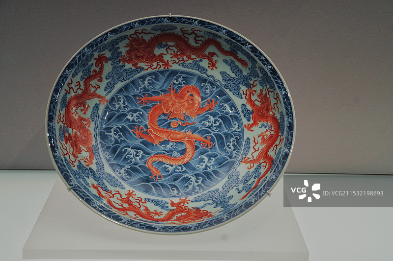 青花红彩云龙纹盘 景德镇窑 清·雍正 上海博物馆东馆藏图片素材