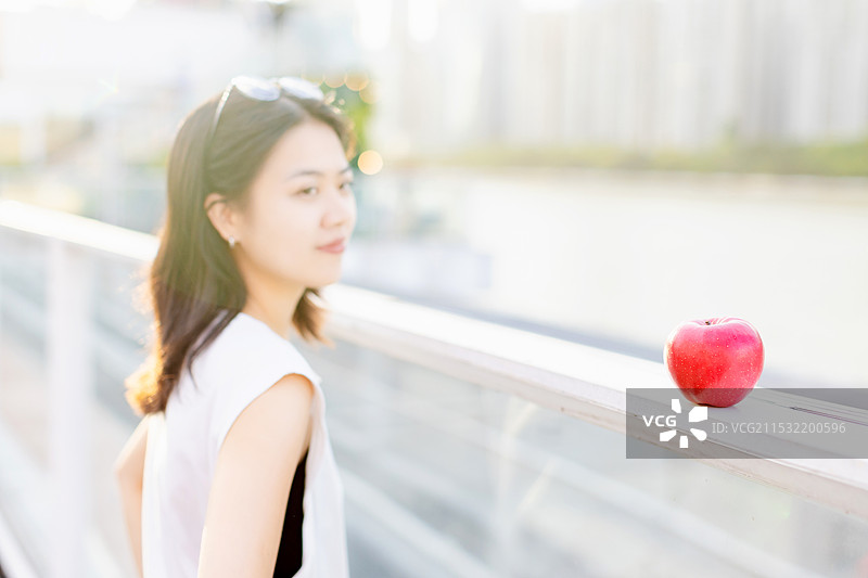 女生拿着苹果图片素材