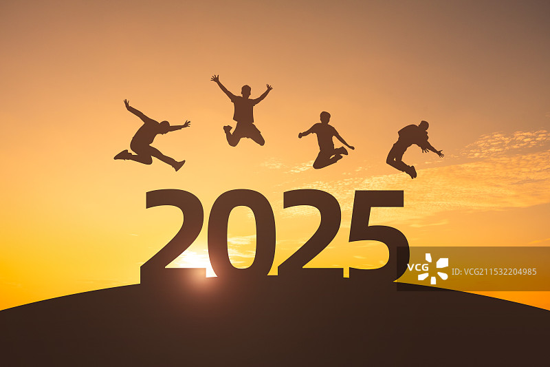阳光下跳跃迎接2025年图片素材