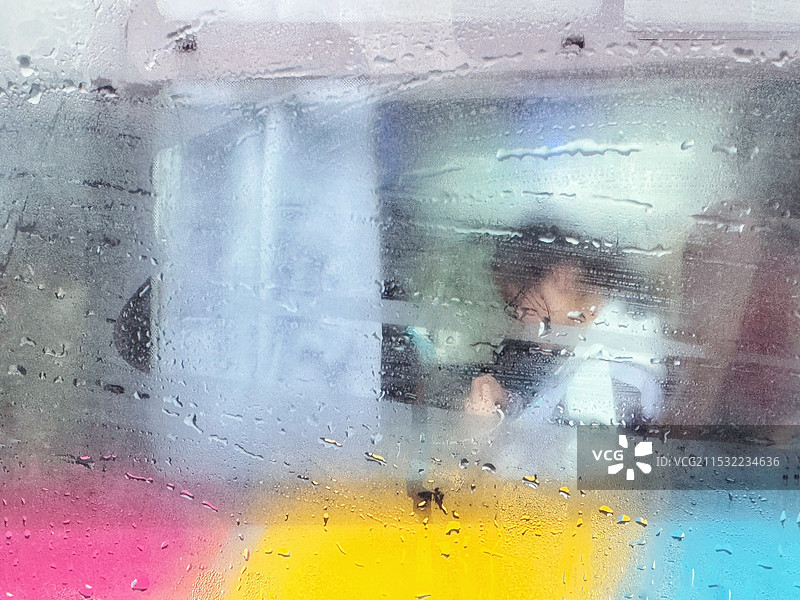 雨中同行图片素材