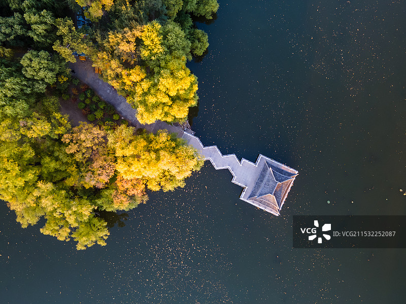 航拍黑龙江省齐齐哈尔市龙沙公园碧云阁图片素材