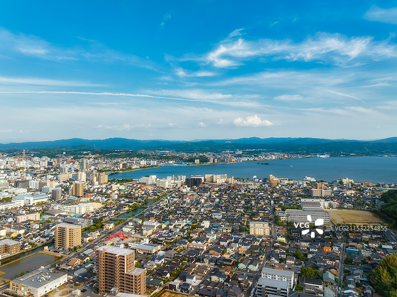 霓虹国，日本本州，中国地区，真嗣湖，新嗣湖，宍道湖しんじこ，岛根县立美术馆，都市天际线，夏季，航拍图片素材