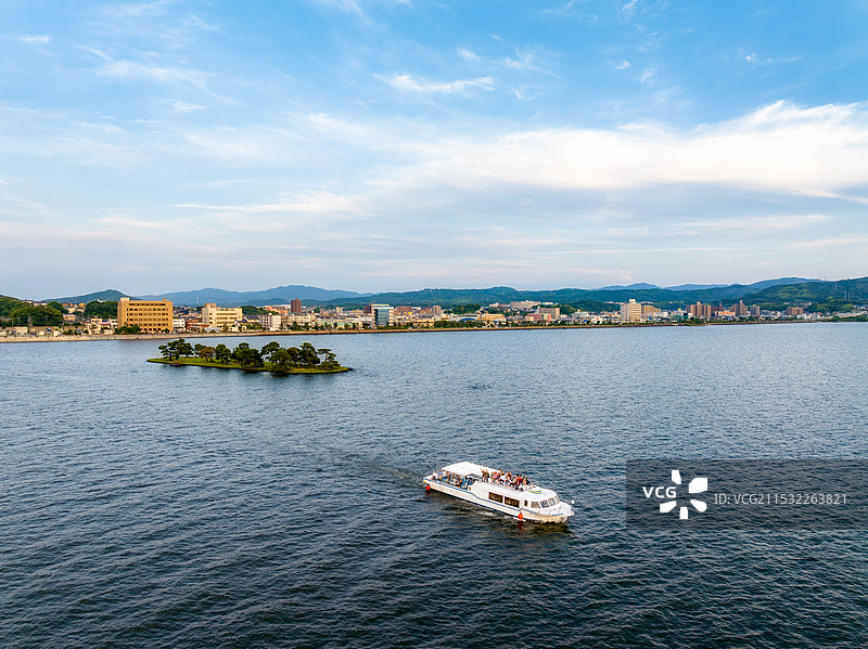 霓虹国，日本本州，中国地区，岛根松江，真嗣湖，新嗣湖，宍道湖しんじこ，游船，都市天际线，夏季，航拍图片素材