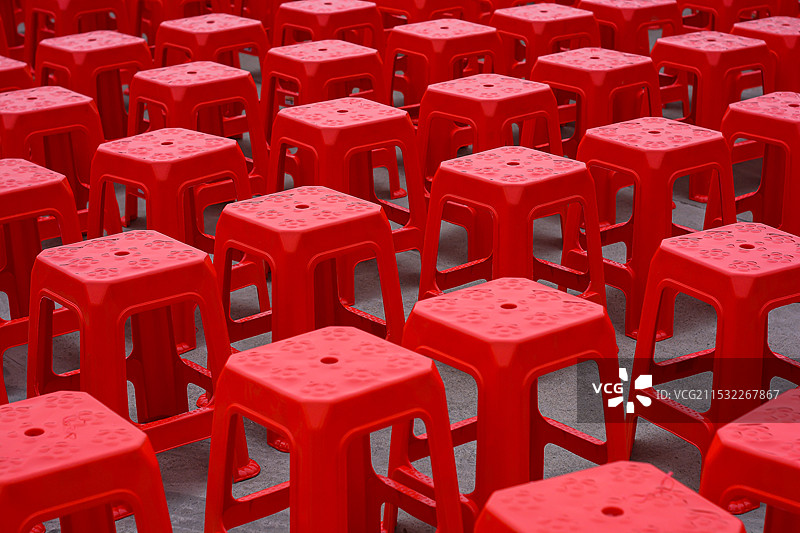 摆放的红色塑料方凳图片素材