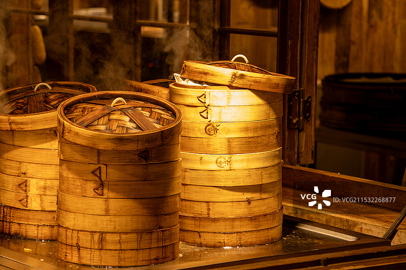 桌子上冒蒸汽的蒸笼特写图片素材