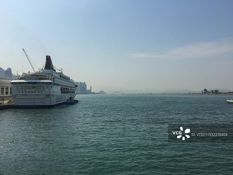 香港维多利亚港天星码头停靠的客轮图片素材