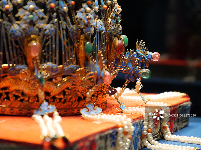 长沙市博物馆特展展出、青岛市博物馆藏清代女性礼服：镀金珍珠点翠凤冠图片素材