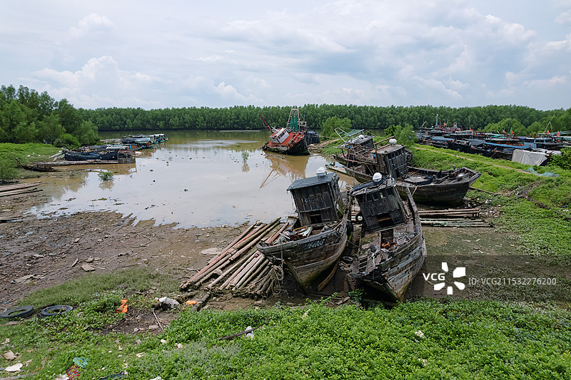 中国广东省湛江市麻章区通明港，“渔船坟墓”，三无船只扣押场地图片素材