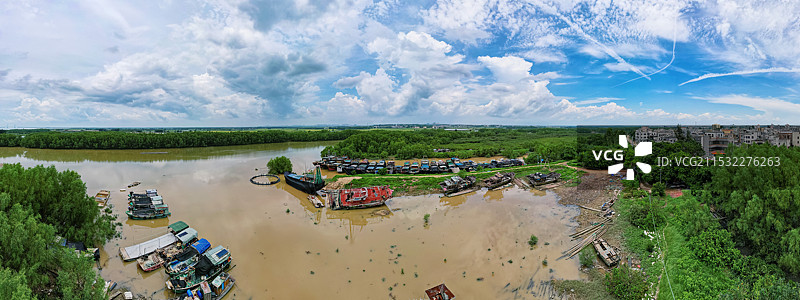 中国广东省湛江市麻章区通明港，“渔船坟墓”，三无船只扣押场地图片素材