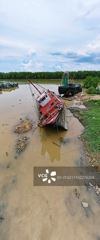 中国广东省湛江市麻章区通明港，“渔船坟墓”，三无船只扣押场地图片素材