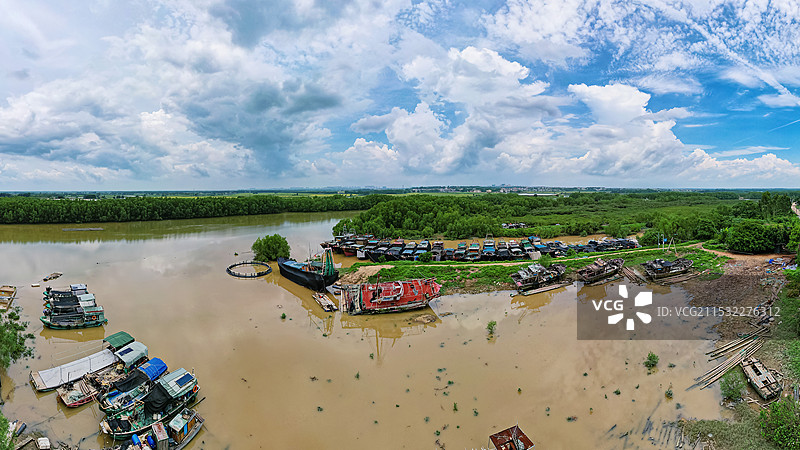 中国广东省湛江市麻章区通明港，“渔船坟墓”，三无船只扣押场地图片素材