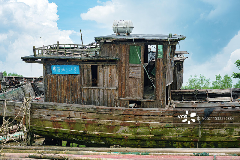 中国广东省湛江市麻章区通明港，“渔船坟墓”，三无船只扣押场地图片素材