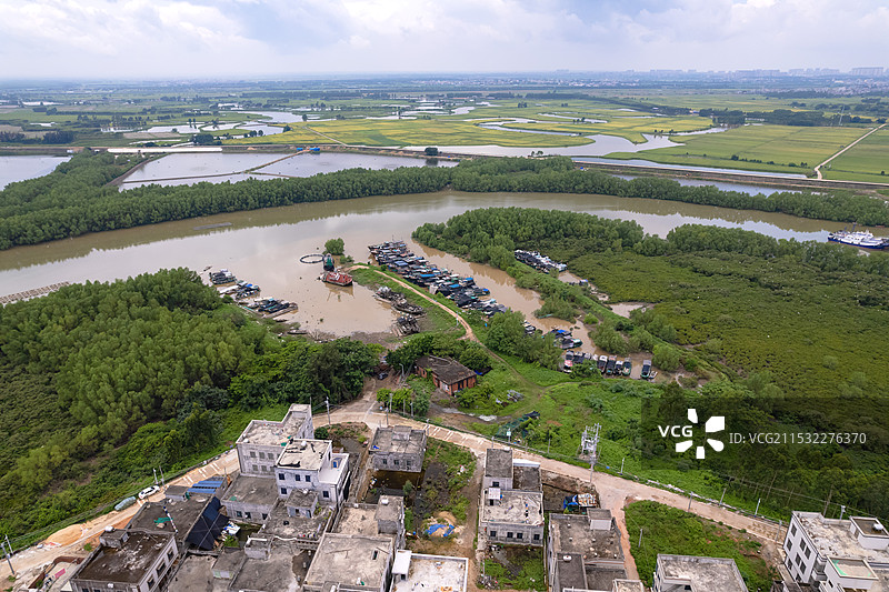 中国广东省湛江市麻章区通明港，“渔船坟墓”，三无船只扣押场地图片素材