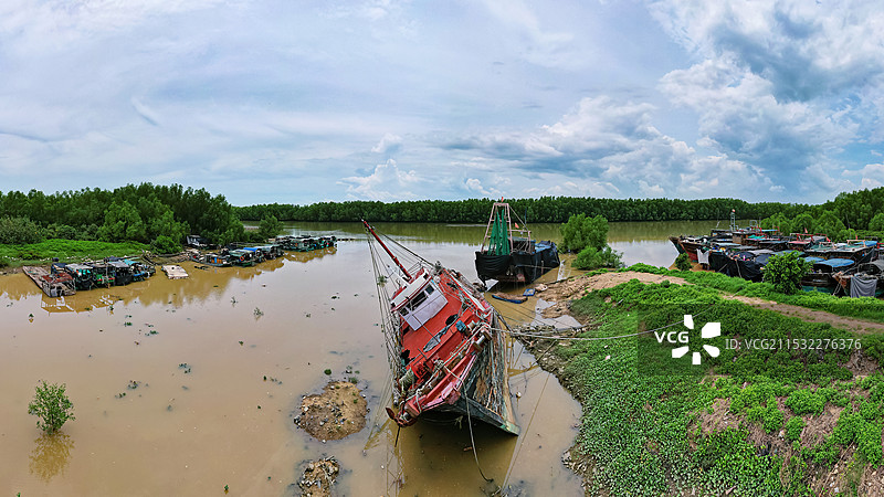 中国广东省湛江市麻章区通明港，“渔船坟墓”，三无船只扣押场地图片素材