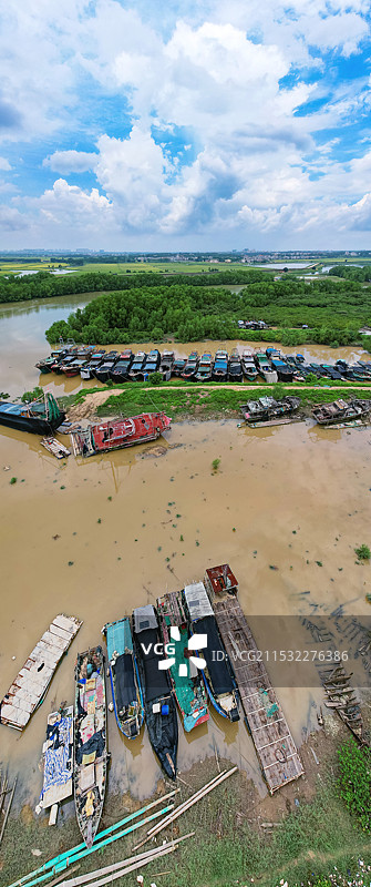 中国广东省湛江市麻章区通明港，“渔船坟墓”，三无船只扣押场地图片素材