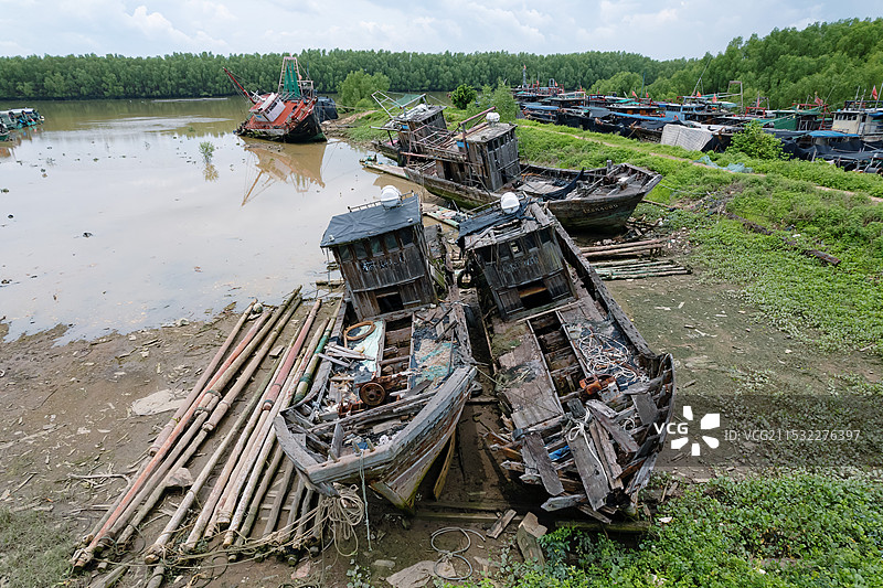 中国广东省湛江市麻章区通明港，“渔船坟墓”，三无船只扣押场地图片素材