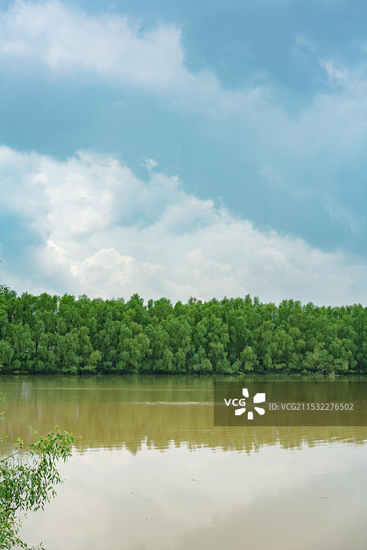中国广东省湛江市麻章区通明港，“渔船坟墓”，三无船只扣押场地图片素材